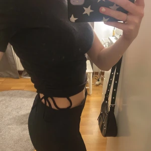 Svart topp - En svart topp med knytning på sidan från zara. Storlek M men passar mig som oftast har S. Använd ett fåtal gånger! 