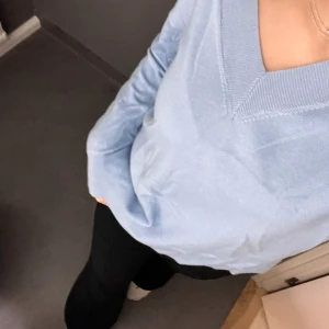 Blå tröja  - supersöt blå tröja! Något tunnare och superskönt material!  Från märket Amisu!🫶🏻