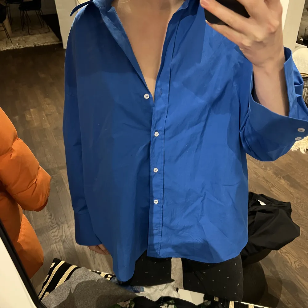 Oversized blå skjorta . Blusar.