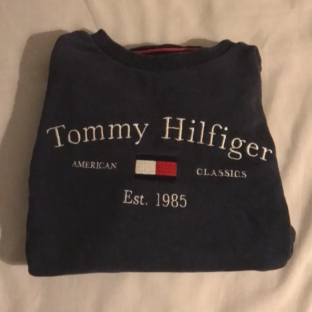 Säljer en mörkblå Tommy Hilfiger tröja något liten i storleken. Sparsamt använd. . Tröjor & Koftor.