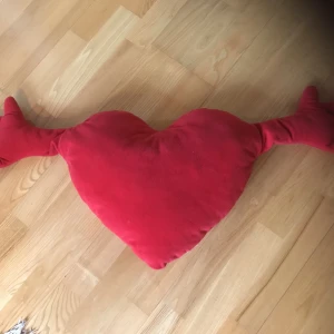 Hjärt kudde - Mjuk skön kudde formad som ett hjärta, Ren och hel. Perfekt till din älskling!
