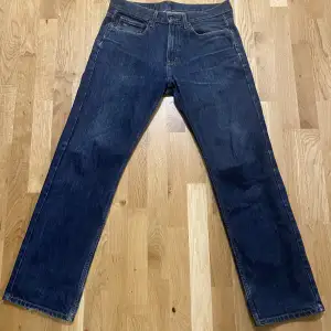 Vintage Tommy jeans. Storlek 31/32. Bra distress jeans.