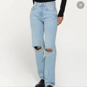 Jeans - Ett par blåa fina jeans med hål vid knäna, bra skick!  