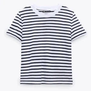 Randig zara T-shirt  - Svart och vit randig zara T-shirt som jag inte använder längre. Säljer samma fast i röd också, köp en för 40 men båda för 60🫶🏻