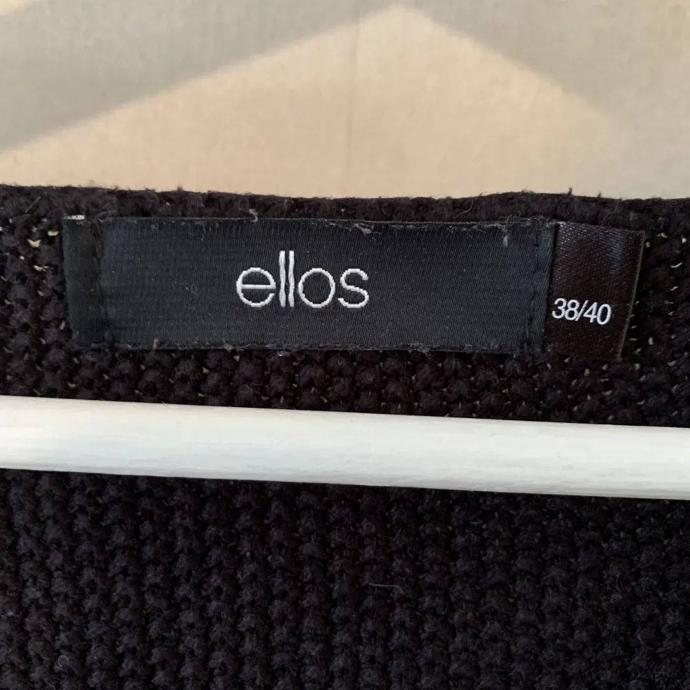 Säljer nu denna svarta virkade tröja i storlek 38/40 från Ellos! Den är i fint skick och säljs för 100kr+frakt! Hör av dig vid intresse!!. Tröjor & Koftor.