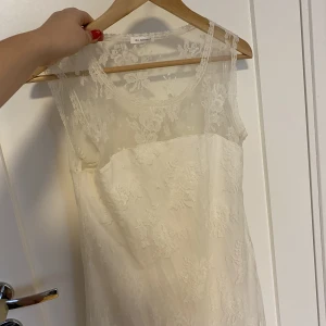 Spetsklälnning från ida sjöstedt - Supper fin klänning som kag hade på min student men som jag nu inte får användning för