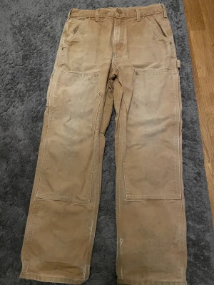 Vintage Carhartt double kneebruna - Köpta av privat person skick vintage passar olika passformar