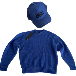 Stickad Tröja + Amiri keps blåa - Stickad tröja i represent i nyskick, amiri kepsmlite använd men inga fel