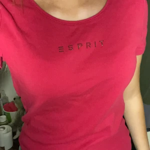 T shirt - Super söt esprit råsa t shirt, skriv vid frågor mm💗