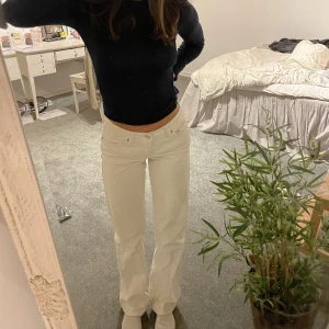 Låg midjade jeans - Super snygga låg midjade jeans från weekday!⚡️ny pris 500kr!! dem är sparsamt använda och i bra skick!! Hör av dig vid fler frågor. Köparen står för frakten!!