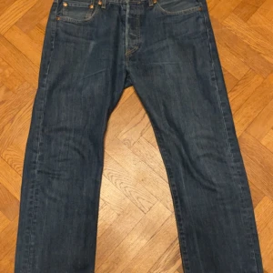 Levi’s 501  - De är i bra skick men jag använder dem inte så mycket längre så därför säljer jag dem