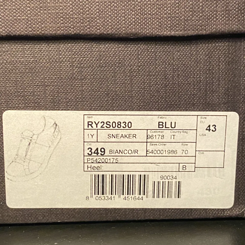 Ett par Valentino Rockstud i använt skick (cond~5/10), därför säljs dom för så lågt pris. Skorna är äkta men han som dom köptes av slarvade bort kvittot. Priset kan diskuteras vid snabb affär.. Skor.