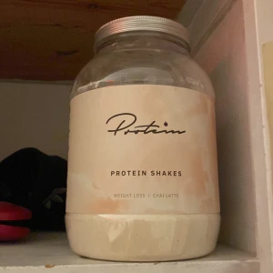 Proteinpulver - Säljer proteinpulver från protein.se Smak: chai latte Skulle säga att den smakar vanilj☺️ Det är 1 kg, jag har endast tagit en skopa ur den. Skopa följer med i burken!