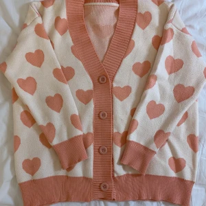 Kofta med hjärtan - Är förliten för mig och använd 1-2. Gånger, skulle säga är i storlek xs och är i väldigt bra kvalitet! 💗