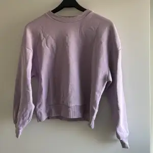 Ljuslila sweatshirt från Gina tricot storlek XS, använd 1 gång.