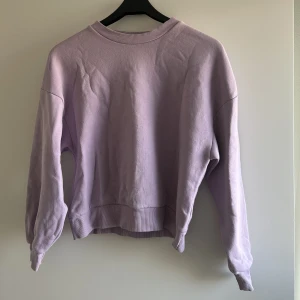 Ljuslila sweatshirt  - Ljuslila sweatshirt från Gina tricot storlek XS, använd 1 gång.