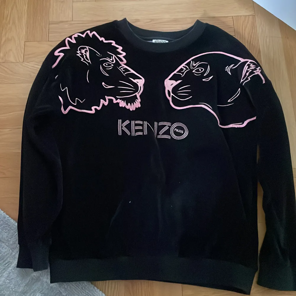 Säljer denna så coola kenzo tröjan då den inte används! Det är en barn så skulle säga att den passar xs-s💗. Tröjor & Koftor.