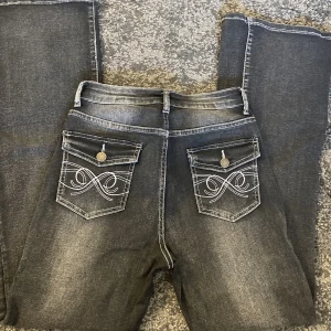 Y2k jeans  - Säljer då jag inte använder dom. Jättebra skick, använda 1 gång. Innerbenslängd: 76 cm, midjemått: 35 cm. Stretchiga i materialet. Från shein. Skriv gärna vid frågor 🥰