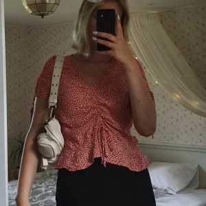 Topp - Jättefin blommigtopp från hm, man kan knyta vid ärmarna men även dra ihop den där fram🌟