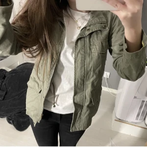 Vår jacka!! - As snygg grön jacka perfekt till våren!!😩Går att spänna åt i midjan om det föredras:)