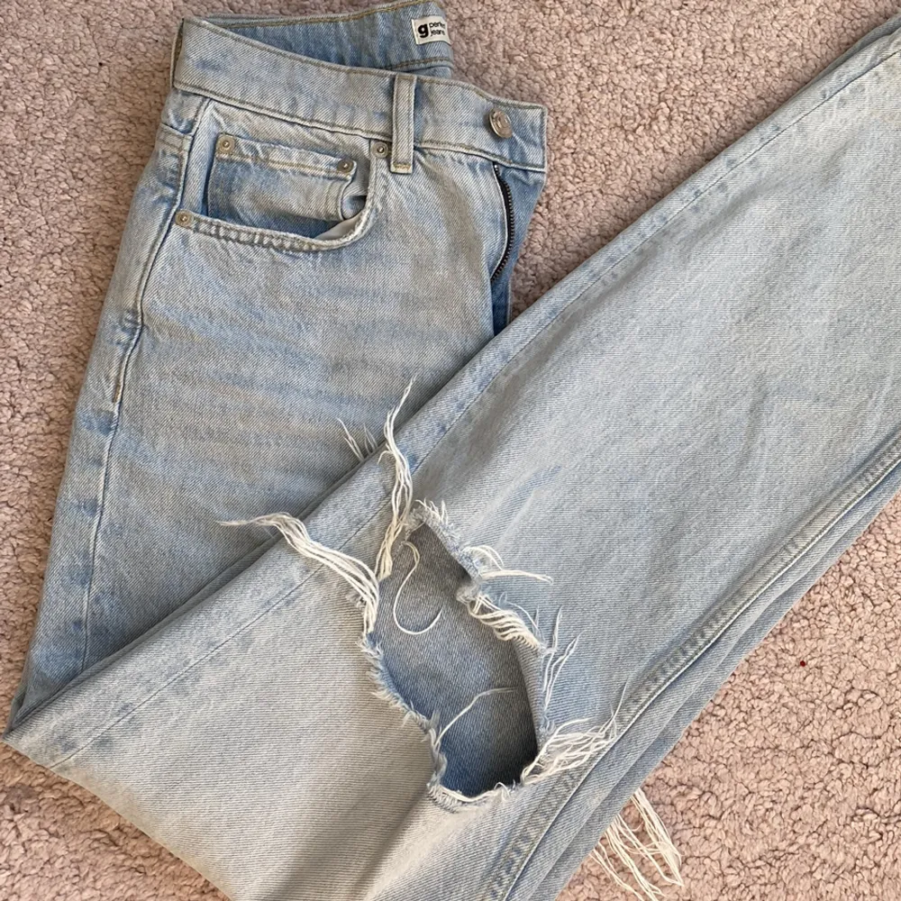 säljer nu mina fina jeans i nyskick som endast är använda ett fåtal gånger. Passar Xs-S. Jeans & Byxor.