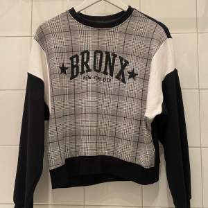 Snygg sweater i grått, svart och vitt med BRONX logga på. Storlek S. Från rökfritt och djurfritt hem. Kan mötas i Centrala Stockholm eller frakta. Skriv vid frågor eller intresse! 