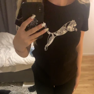 Puma tröja - Säljer denna tröja som jag knappt använd 2 gånger. Passar perfekt i storlek XS!