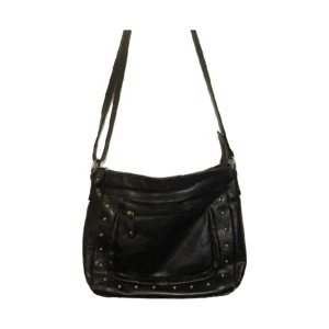 the monte väska - Säljer denna the monte väska i läder med silvriga studs. Är perfekt för skolan eller då man behöver mer plats i väskan. Den har 6 fack, två på vardera utsida, två stora i väskan, en i mellan och en liten. Har några fläckar, syns knappt på utsidan. Bild2,3