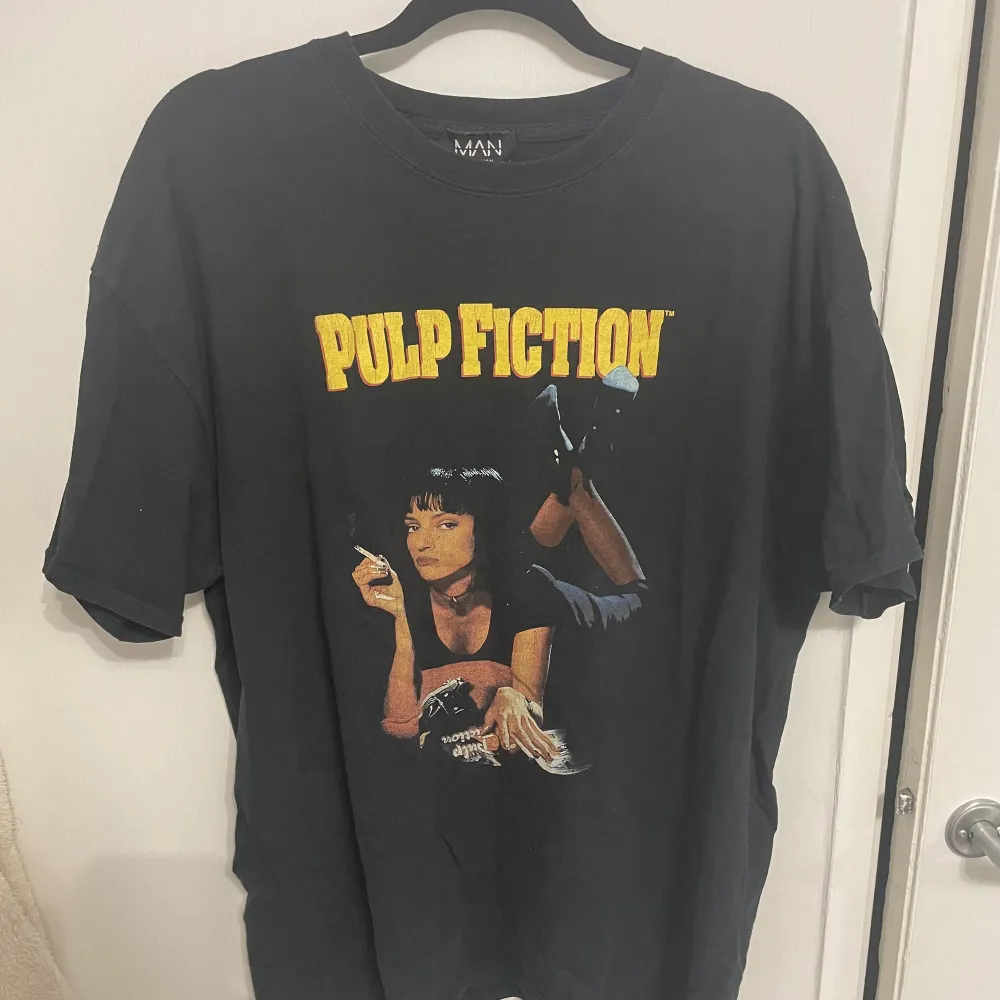 Svart t-shirt med pulp fiction tryck.. T-shirts.