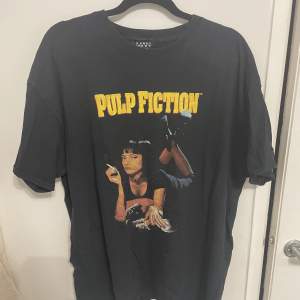 Svart t-shirt med pulp fiction tryck.