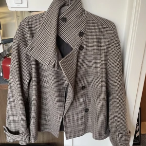 Kappa från Arket - Så fin rutig kort kappa från Arket, så populär och helt slutsåld!! Andvänds fåtal gånger!!