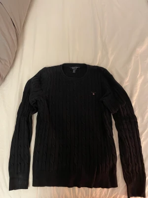 Kabelstickad tröja - Kabelstickad tröja från gant i storlek s. Använd men i fint skick. 