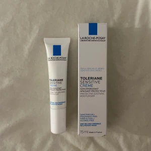 La roche posay - Säljer en återfuktande kräm från la roche posay som är helt ny och aldrig använd💕☺️Passar känslig hud och stärker och jämnar ut hudbärriären, säljer då jag ej är i behov av den💕15ml så ej så stor✨Pris: 45kr