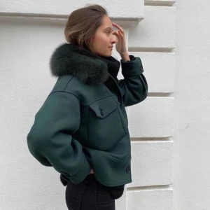 GRÖN MEOTINE JACKA - En grön meotine jacka i strl S! Passar både personer med Xs och M. Relativt nytt skick förutom att en knappt (som inte syns) saknas. ✨✨