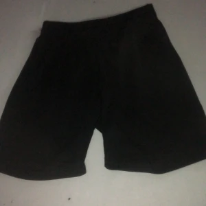 Kläder  - Ett par idrott shorts som jag har haft i flera år men är försmå nu. Hämtas på platta!