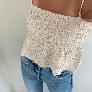 Zara topp 🤍 - Super fin sommar topp (dom två första ör lånade bilder) tredje bilden är dålig belysning därför den ser mörkare ut!