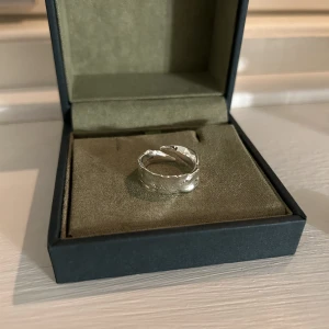 Ring - Så fin ring från Pilgrim! Silverpläterat, frakt 12kr brev