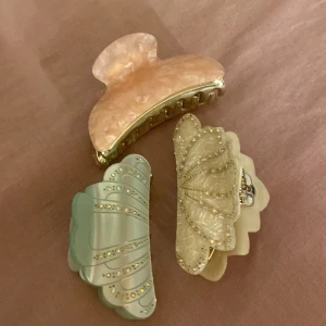 Hårklämmor - Hårklämmor, den rosa har blivit lite förstörd påinsidan som syns på andra bilden, från bikbok och gina🥰