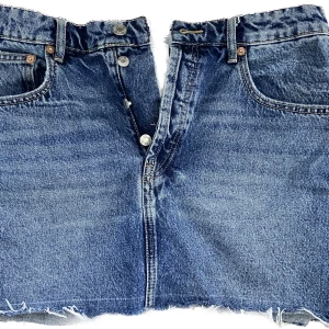 Kjol  - Fin kjol i storlek 38/40. Fungerar fin fint och har slits nertill. Hör av dig vid frågor ! 💘👛