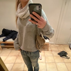 Stella McCartney  - Säljer min superfina Stella väska i storlek M på grund av att den inte kommer till användning längre. Köpte den för 4000 här på plick. Skriv till mig för fler bilder eller frågor 💕💕