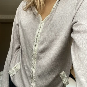 Beige kofta - Asss snygg bruge kofta med glitter. Så najs oversized i en kashmitblandning. 