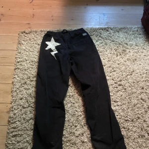 Svarta Manchester baggy byxor - Köpte dem från second hand, baggy boxer med en Stjärna 