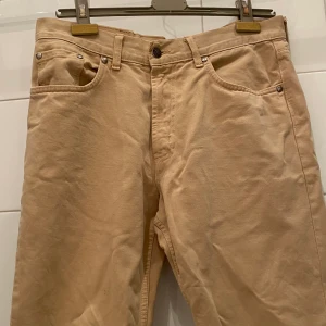 Beiga Jeans (42) - Snygga beiga jeans i storlek 42! Köpta secondhand men använda fåtal gånger från min sida. Kommer från rökfritt och djurfritt hem! 