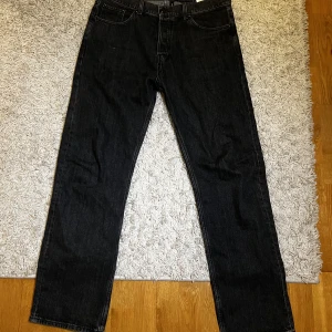 Weekdayjeans (mörkgråa) - Mörkgråa weekday byxor! Storlek 32/32, fint skick och knappt använda.  Straight modell! Hör av er vid intresse