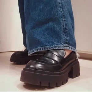 Loafers - Supersnygga loafers med chunky sulor! Från hm, storlek 40 men lite små i storleken. Knappt använda så bra skick. Köparen får stå för frakten, annars kan jag mötas upp i linköping.