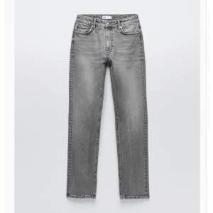 Säljer dessa jeans som inte kommer till användning längre. De är i storlek 40 men är väldigt små i storleken och passar mig som vanligtvis har 38! Är 170 och de är bra i längden.  ❣️köparen står för frakten❣️