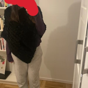 Kofta - En jätte gosig kofta som man bara slänger på hemma eller ute. Vet inte vart den är ifrån men jag börjar bud på 99. Kontakta mig om du vill buda!