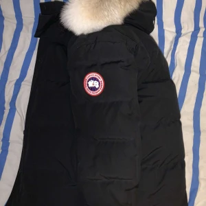 Canada goose wyndham jacka  - Är använd endast denna vinter, är fortfarande som ny Rökfri Kan träffas i Helsingborg, Bjuv, Åstorp annars är det frakt som gäller Har tyvärr inte kvittot kvar, dock är det tydligt att den är äkte då kan man se det från pälsen och jacka Tveka inte att frå