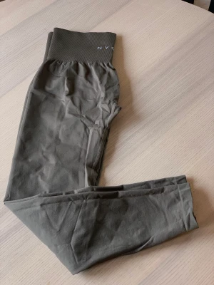 NVGTN tights  - Tränings tights från NVGTN i en oliv/brun färg. Helt oanvända så i väldigt bra skick 