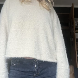 Stickad tröja  - Jätte fin och mysig tröja som aldrig kom till användning. Köpte tröjan för 530kr. Tröjan är i storlek L men sitter väldigt bra också på mig som är S-M 